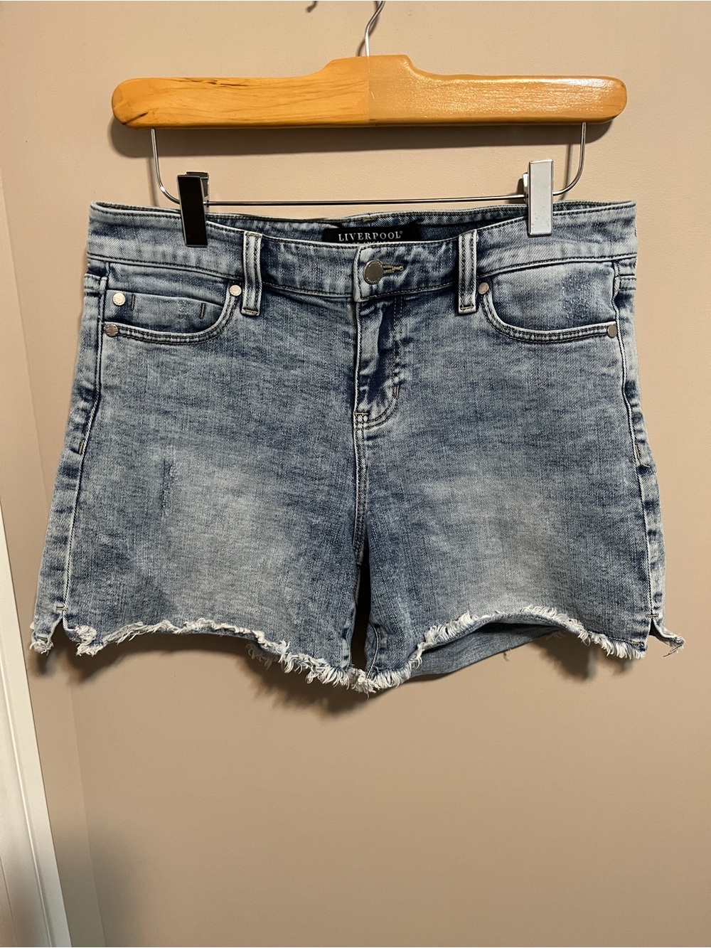 Liverpool Los Angeles Light Wash Frayed Hem Denim Shorts, size 6
